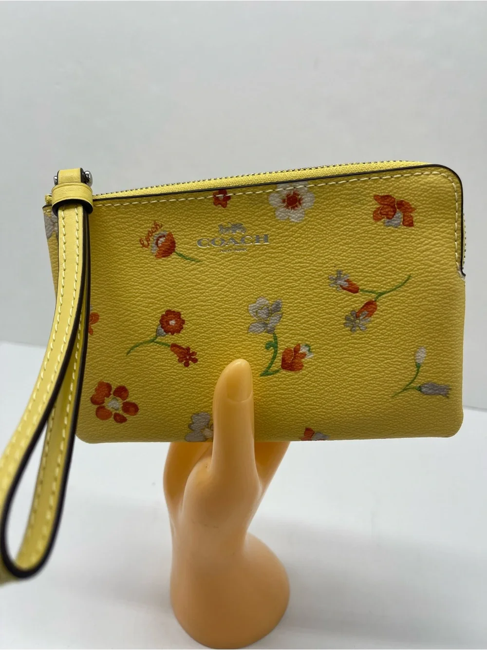 Coach Corner Zip Wristlet With Mystical Floral Print C8701
NWT - Picture 15 of 16